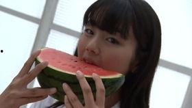 广东少女吃瓜,吃瓜瞬间引发网友热议